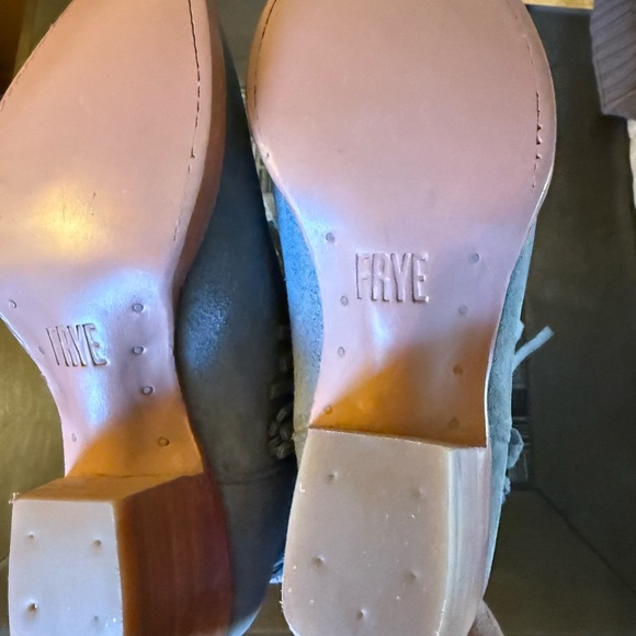 🔥 FRYE Suede Sacha Fringe Boots- Steel Blue.
Gorgeous Boots!! New in box. - Picture 3 of 8